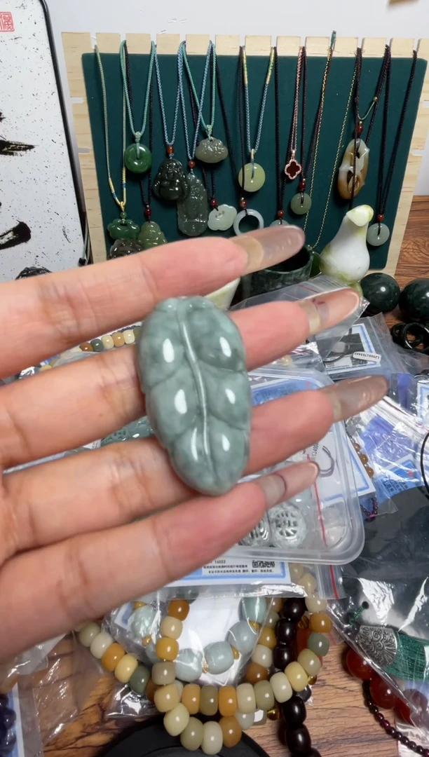 吊坠(赠链)未镶嵌翡翠树叶吊坠