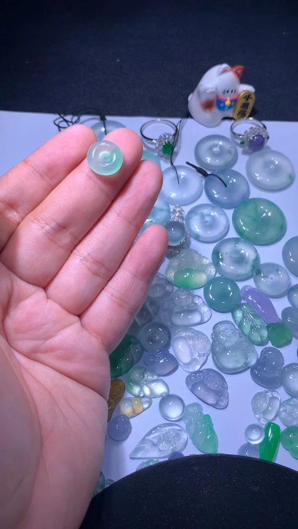 翡翠未镶嵌颈饰平安扣