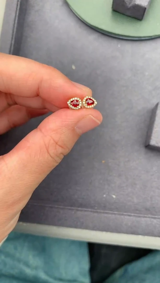 【闪购商品】红宝石耳饰18K金镶嵌31分鸽血红耳钉