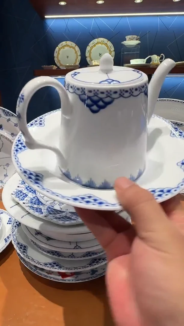 瓷一个唐草壶+一个21.5cm公主蓝深盘