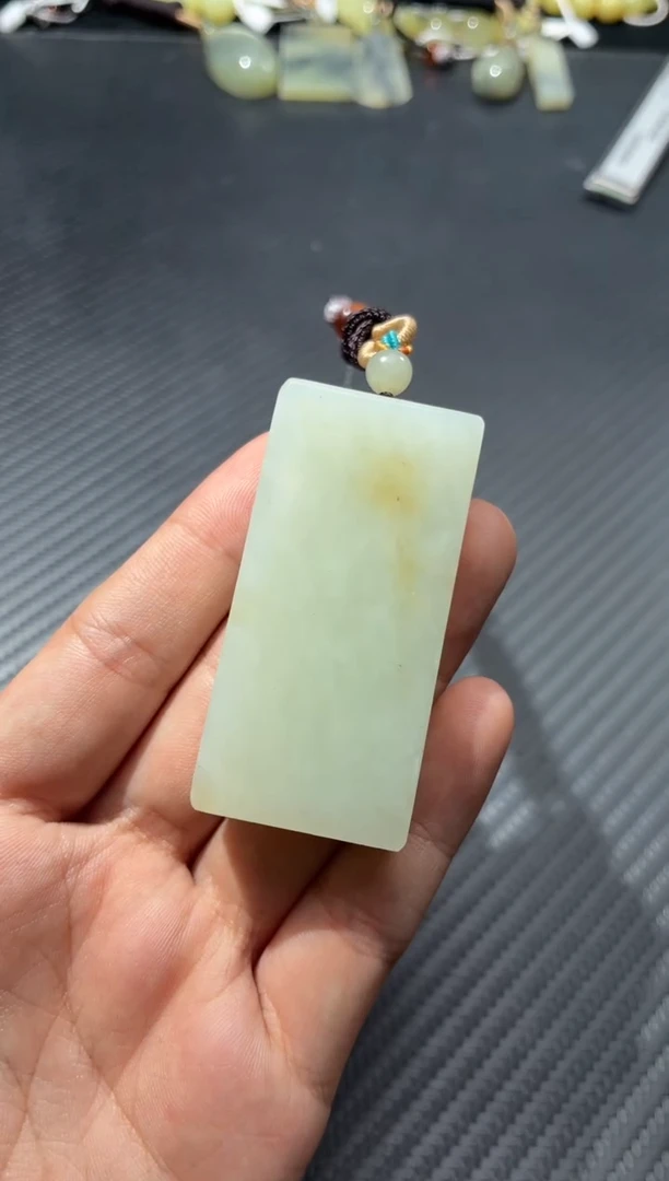 颈饰未镶嵌和田玉且末糖白无事牌微色差约58g 有隐裂