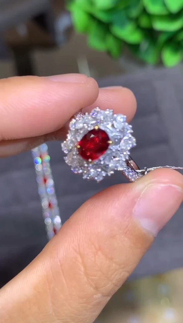 18K金镶嵌戒指红宝石0.72CT