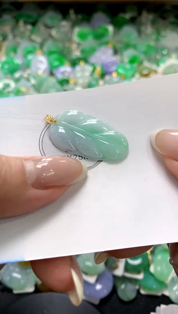 翡翠18K金镶嵌颈饰1111111111111111