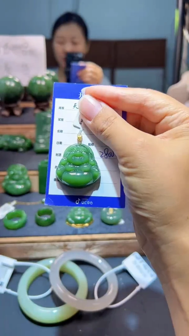 颈饰18K金镶嵌和田玉（碧玉）1
