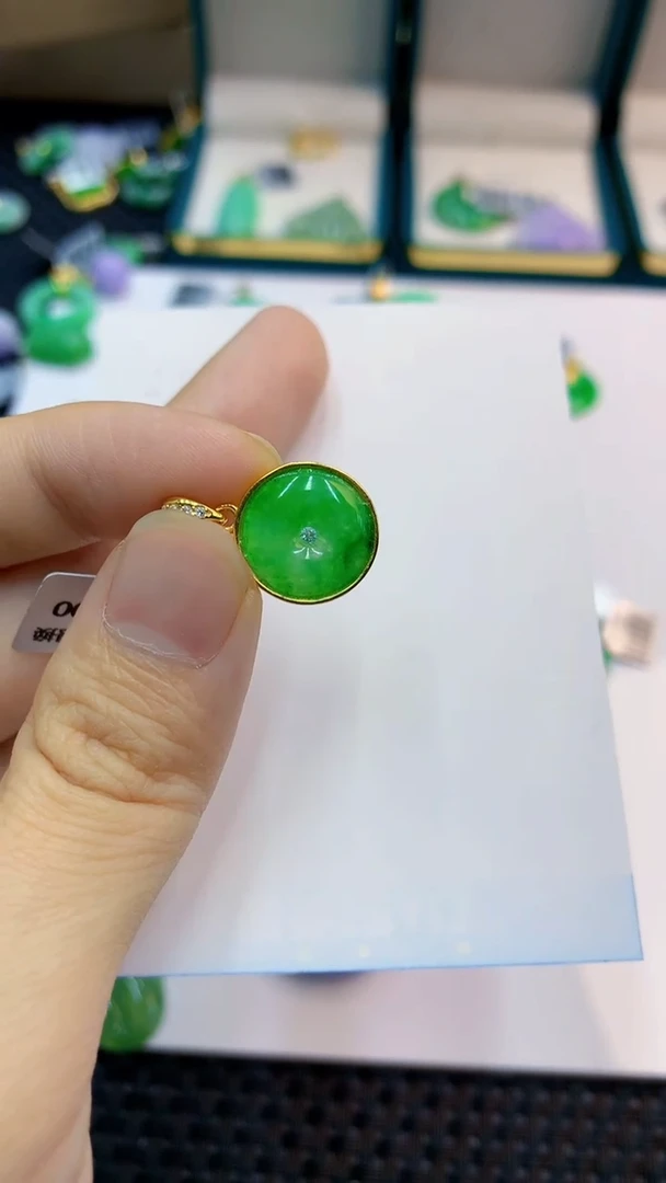 翡翠未镶嵌颈饰             1