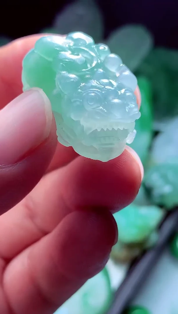 未镶嵌定制翡翠山**?翡翠毛货定制