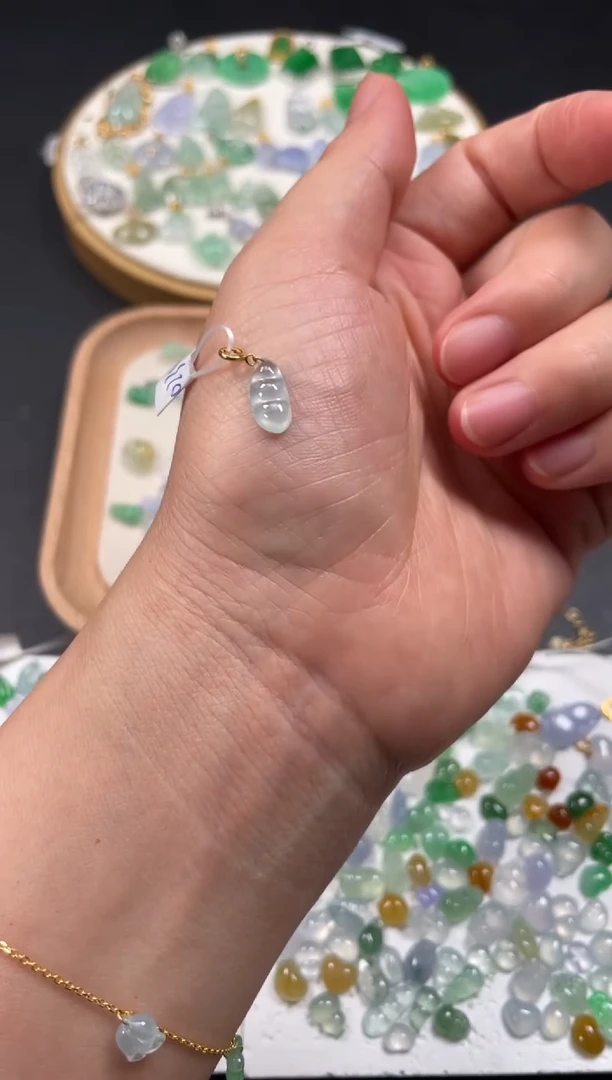 吊坠(不含链)18K金镶嵌翡翠一个JK138