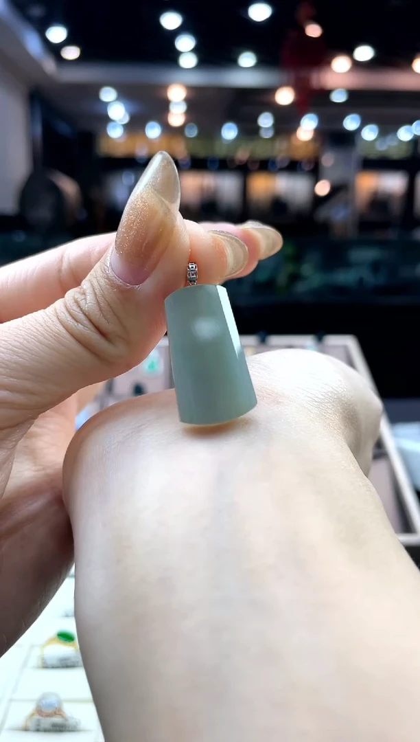 【闪购商品】翡翠颈饰18K金镶嵌无事牌