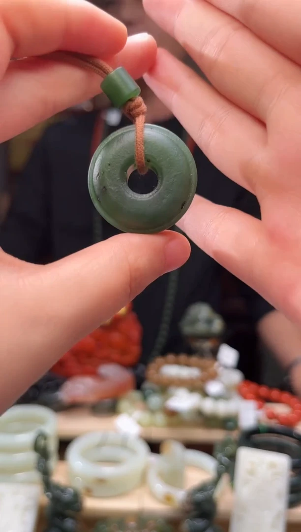 颈饰未镶嵌和田玉吊坠