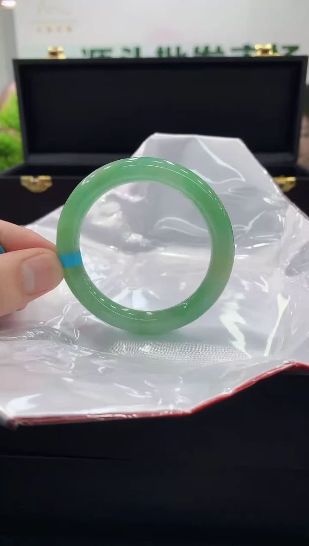 翡翠手镯未镶嵌手镯