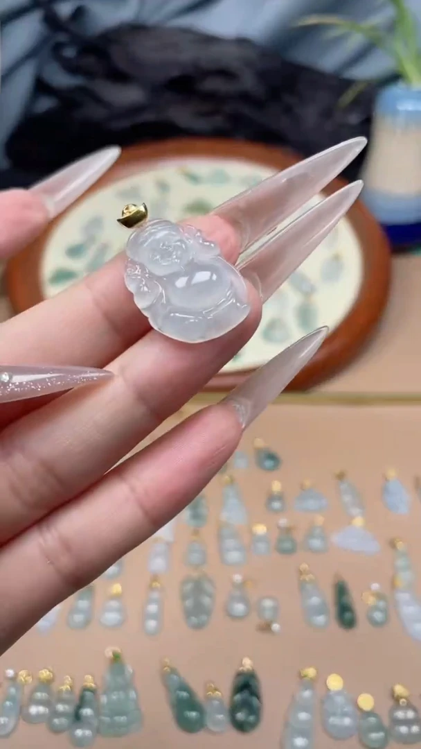 翡翠18K金镶嵌颈饰财爷