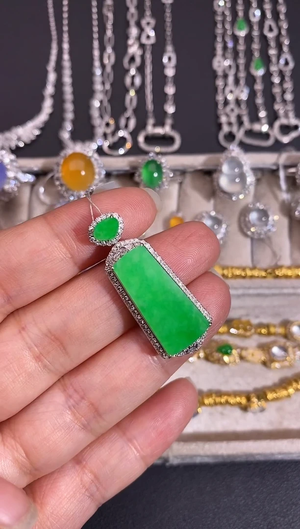 颈饰18K金镶嵌翡翠吊坠