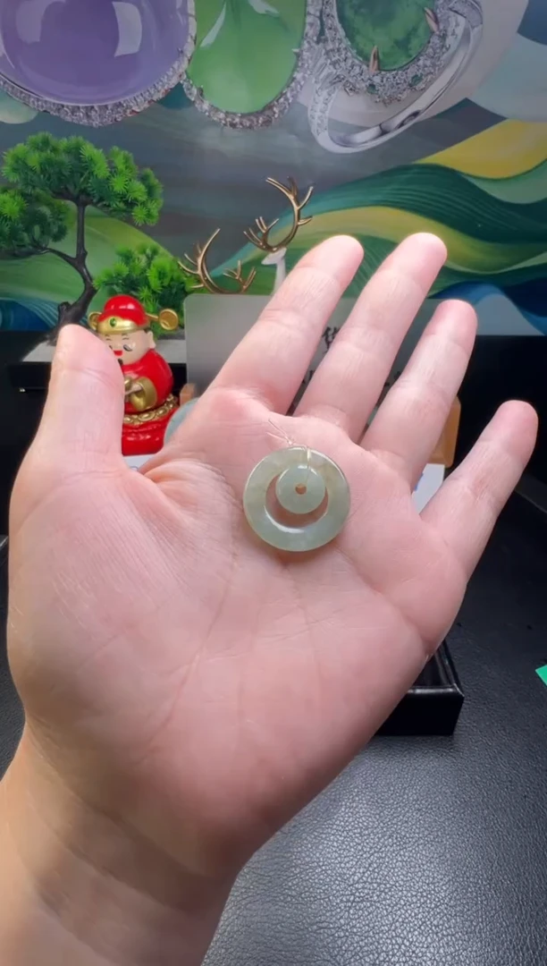 颈饰未镶嵌翡翠早***了翡翠子母扣