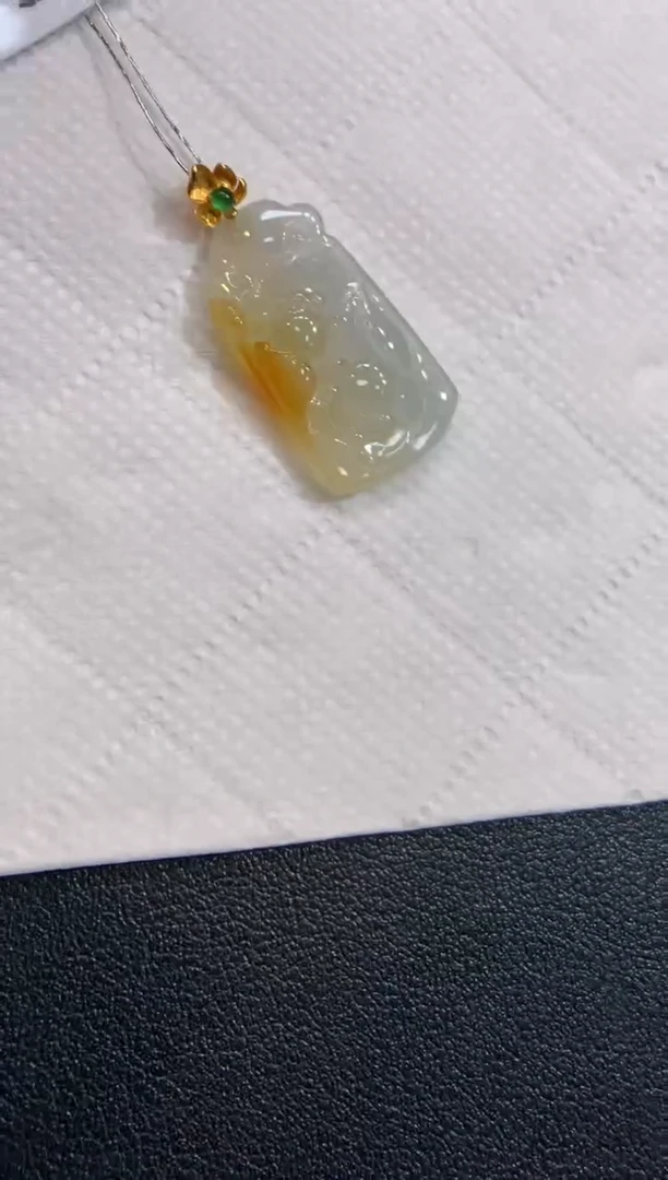 翡翠18K金镶嵌颈饰花件吊坠
