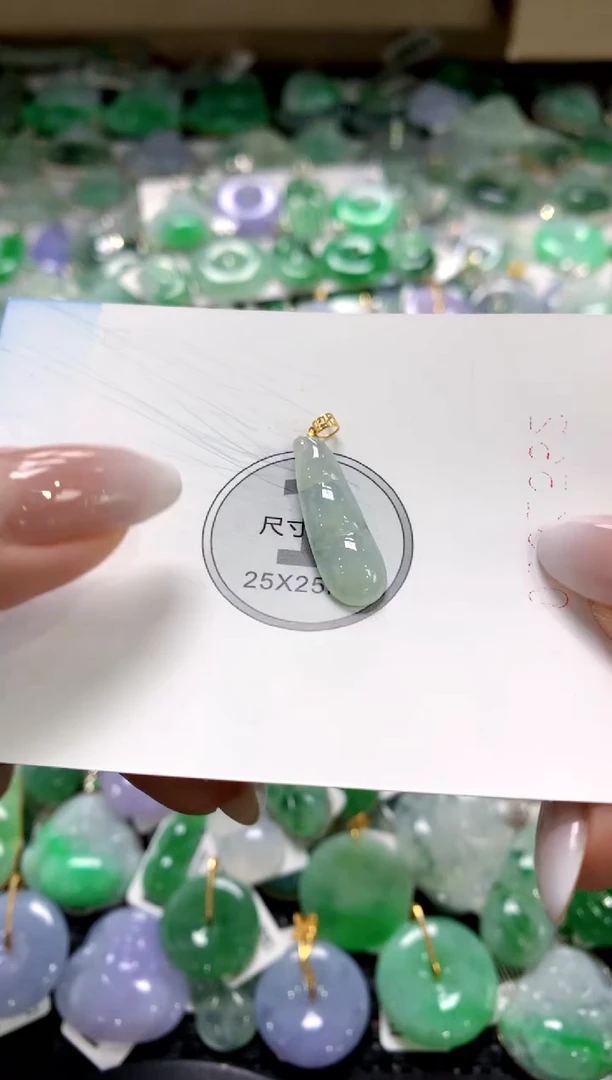 颈饰18K金镶嵌翡翠1111111111111111