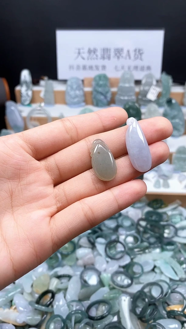 翡翠未镶嵌颈饰168   2件