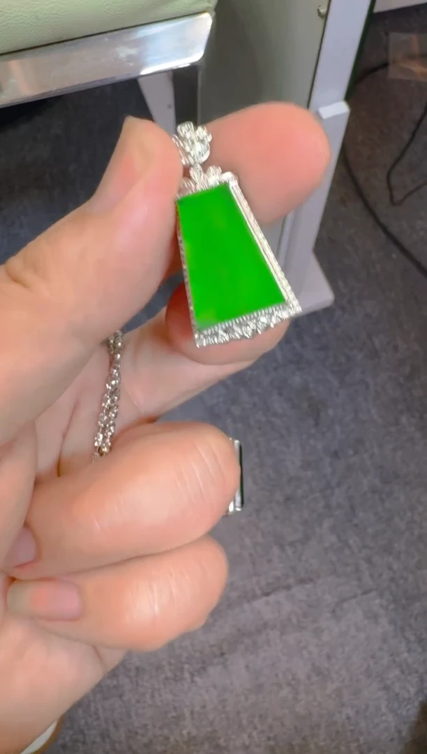 翡翠18K金镶嵌吊坠(赠链)天然a货翡翠