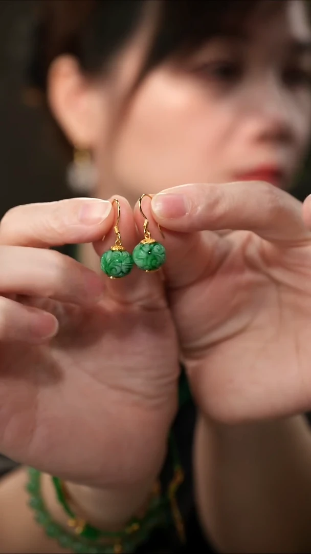 18K金镶嵌翡翠耳饰翡翠绣球耳饰 多样性发一