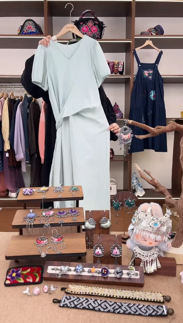 织绣龗****）A02 黔东南苗族刺绣
