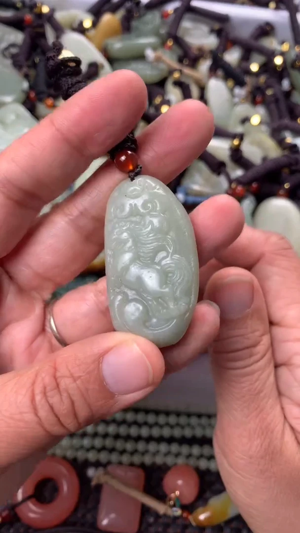 【闪购商品】和田玉颈饰未镶嵌多样性发货没有证书.拍一发一，有瑕