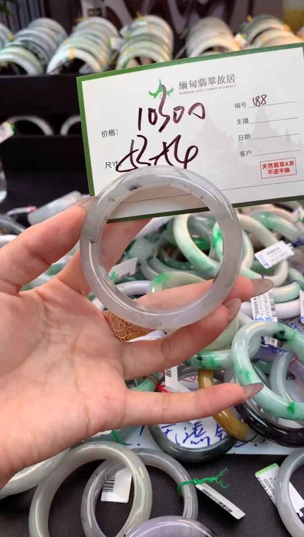 未镶嵌定制翡翠毛货需精细抛光+多人