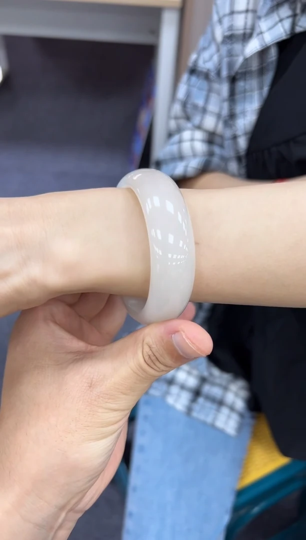 未镶嵌手镯和田玉56.5  186