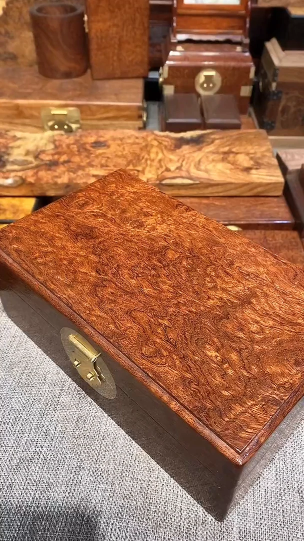 花梨木类大盒子一个