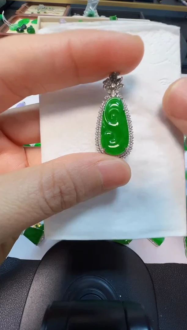 吊坠(不含链)18K金镶嵌翡翠8500