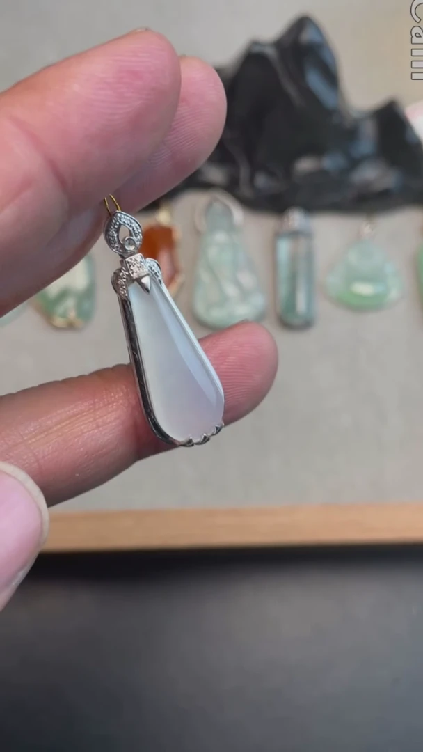 【闪购商品】翡翠吊坠(不含链)18K金镶嵌天然缅甸翡翠A货