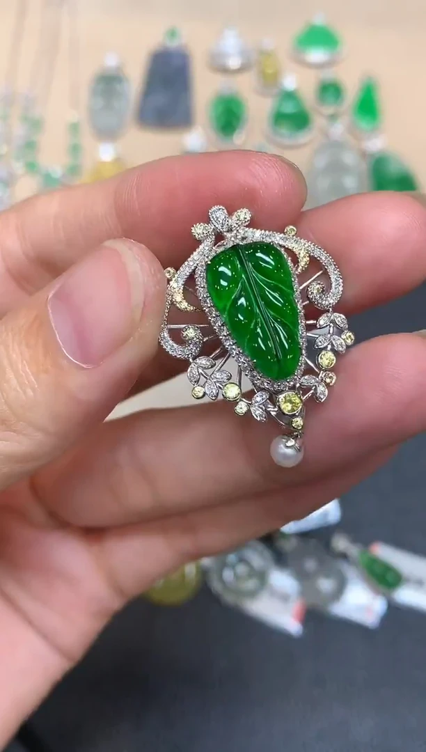 颈饰18K金镶嵌翡翠树叶【无服务费