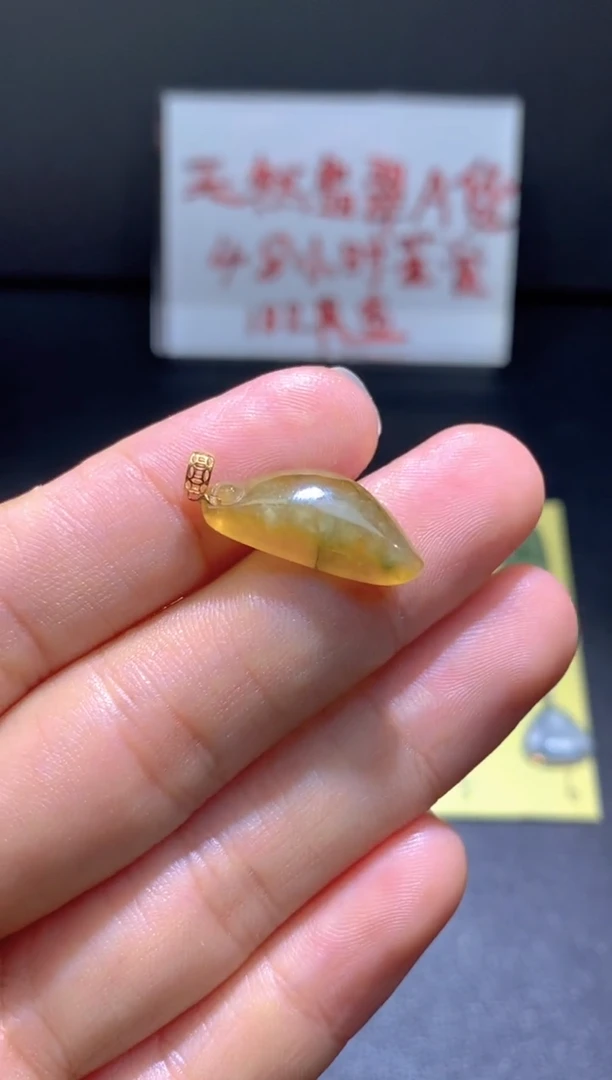 翡翠18K金镶嵌颈饰翡翠吊坠