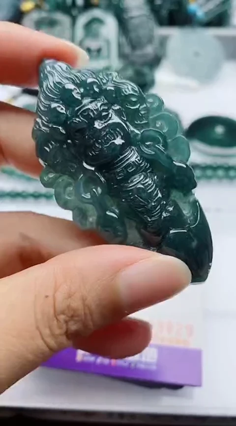 翡翠未镶嵌颈饰