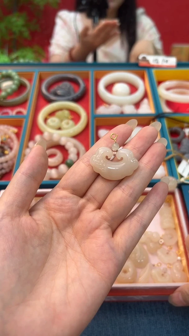 和田玉未镶嵌颈饰红藕粉中号如意锁