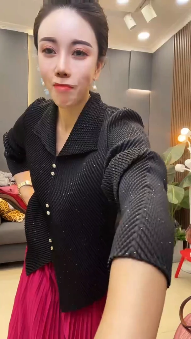 聚酯纤维（涤纶）黑色翻领衫