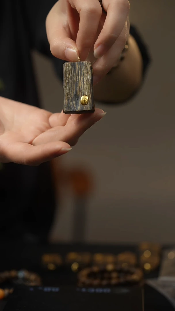 【闪购商品】沉香吊坠五条平安无事牌孤品