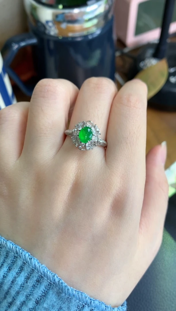 18K金镶嵌戒指翡翠绿蛋面戒指