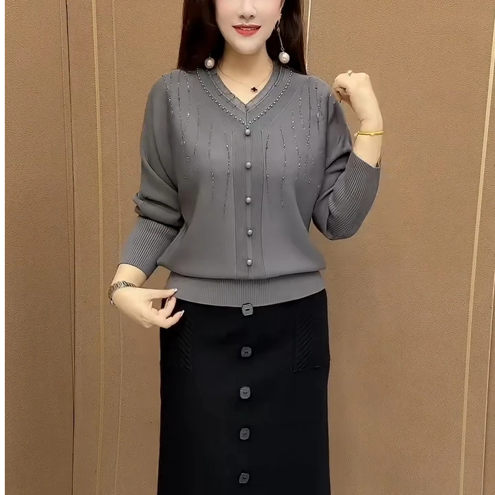 中老年妈妈洋气V领针织纯色洋气百搭2025秋冬季新款时尚打底毛衣