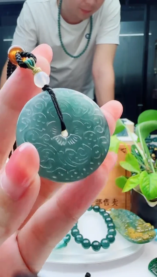 翡翠未镶嵌颈饰多样性发货其中一件