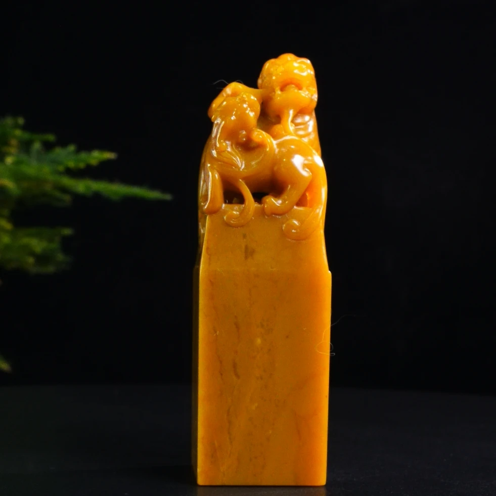 28老挝北部田黄舐犊情深印章99.9克2.4x2.4x8.2cm，16E