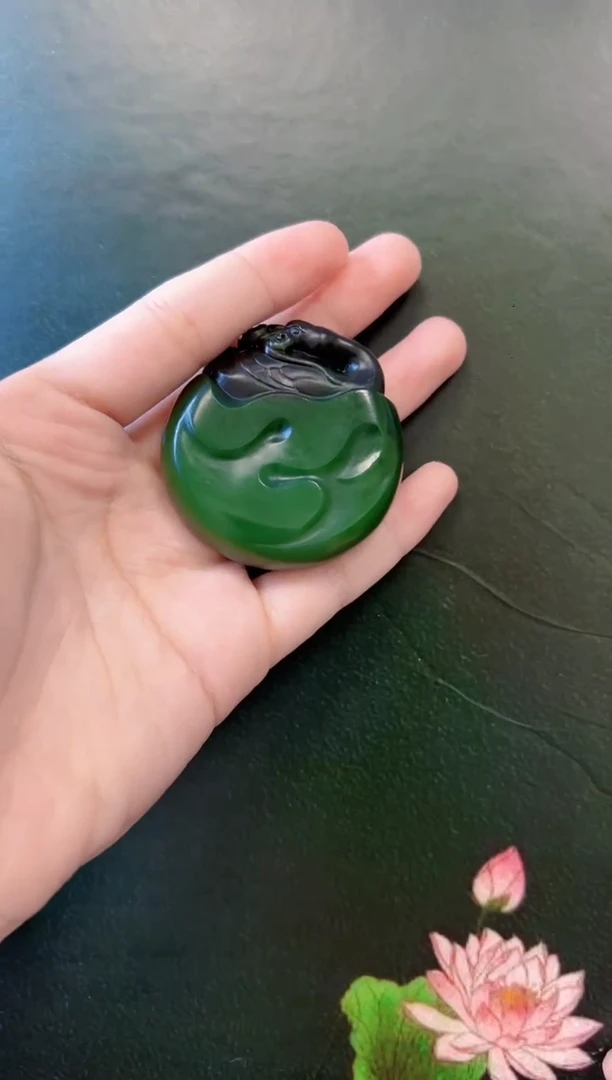 颈饰未镶嵌和田玉吊坠