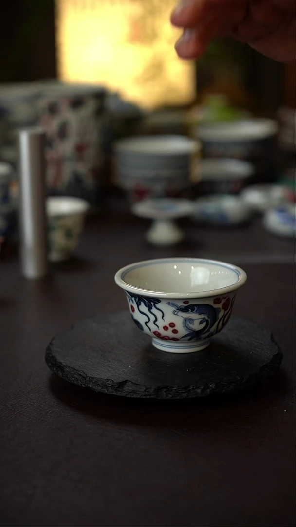 景德镇全手工手绘青花釉里红鱼藻纹压手杯