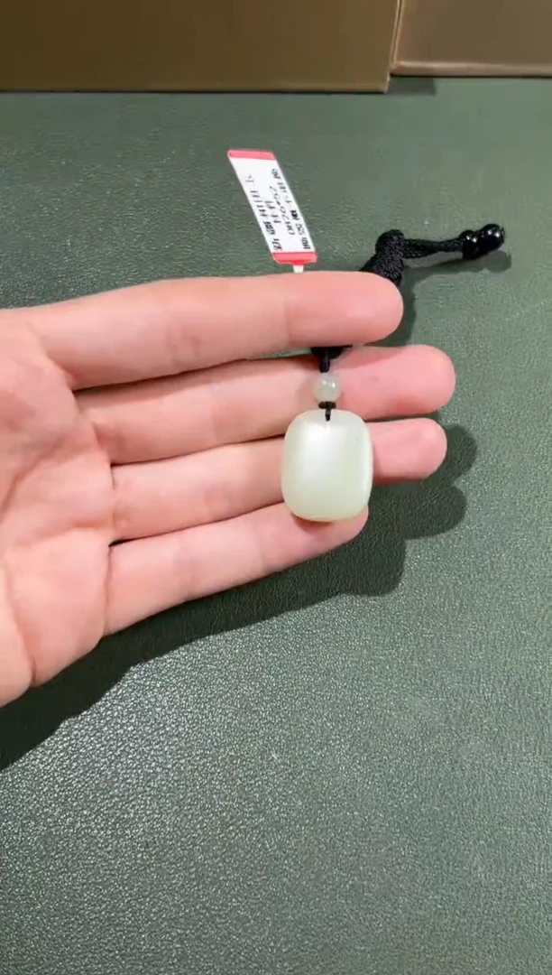 和田玉未镶嵌吊坠(赠链)且末微色差迪克兰一细吊坠