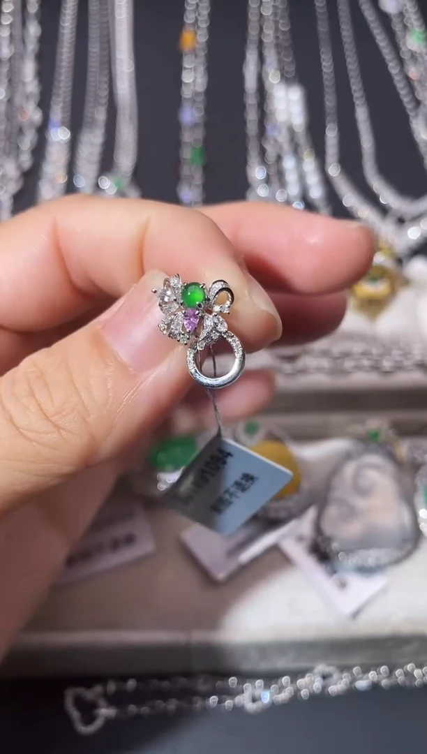 颈饰18K金镶嵌翡翠绳扣