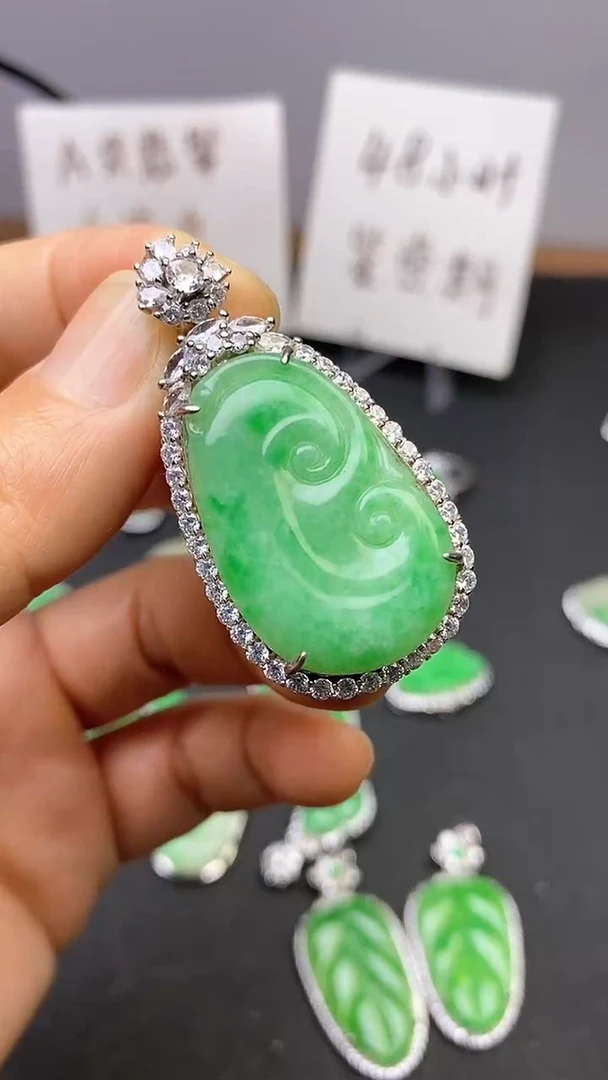 【闪购商品】翡翠吊坠(赠链)银S925镶嵌翡翠如意吊坠