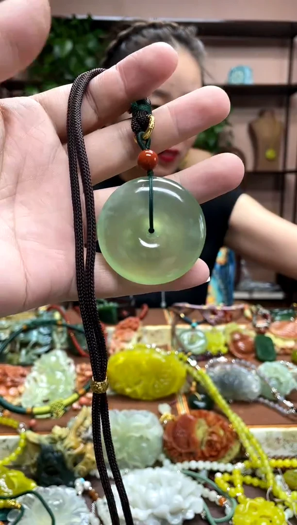 未镶嵌岫玉颈饰·