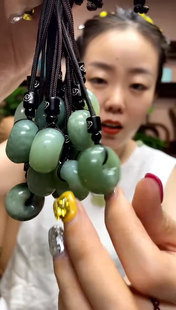 岫玉未镶嵌吊坠多样性发货发其中之一