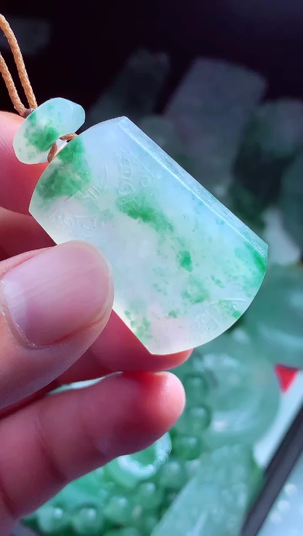 未镶嵌定制翡翠b****?翡翠毛货定制