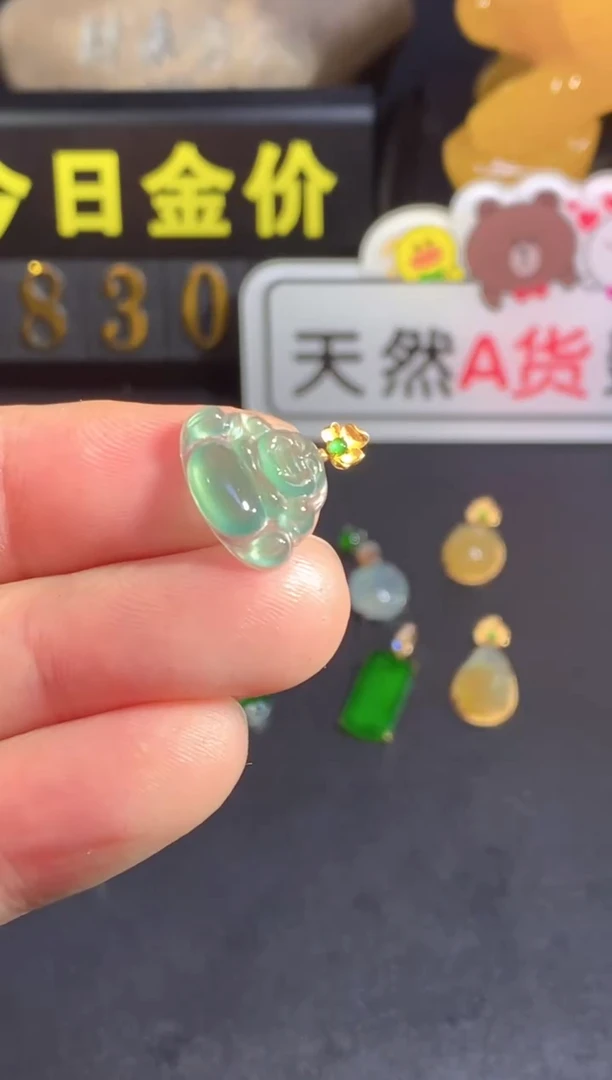 颈饰18K金镶嵌翡翠