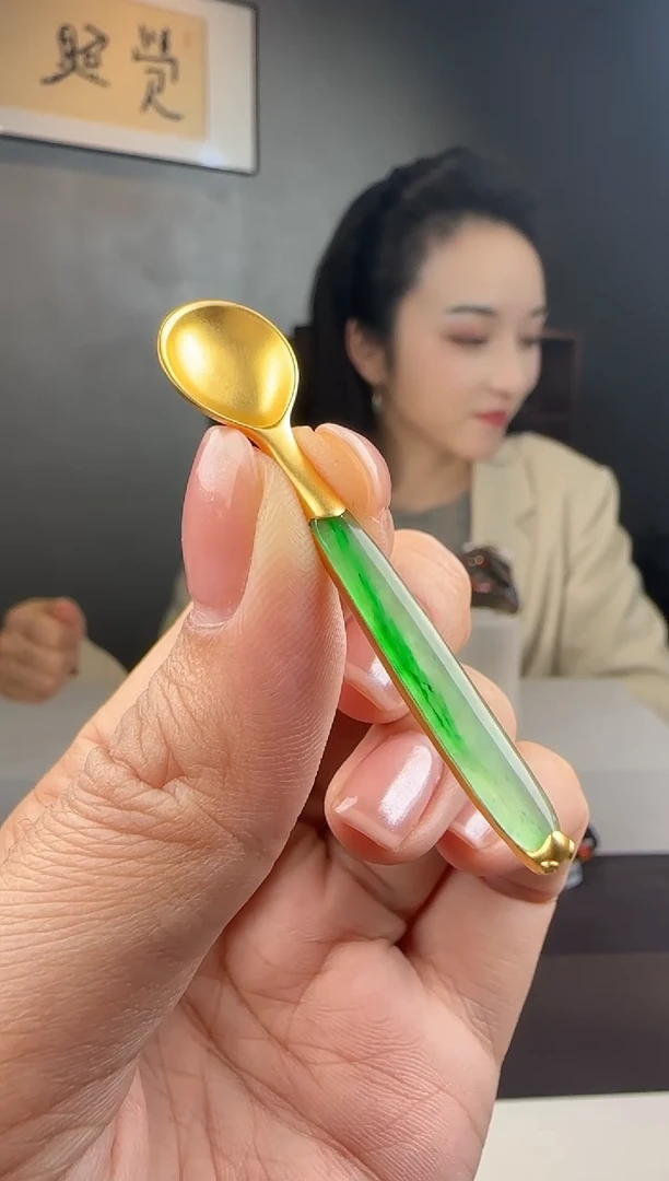 颈饰18K金镶嵌翡翠可爱勺子