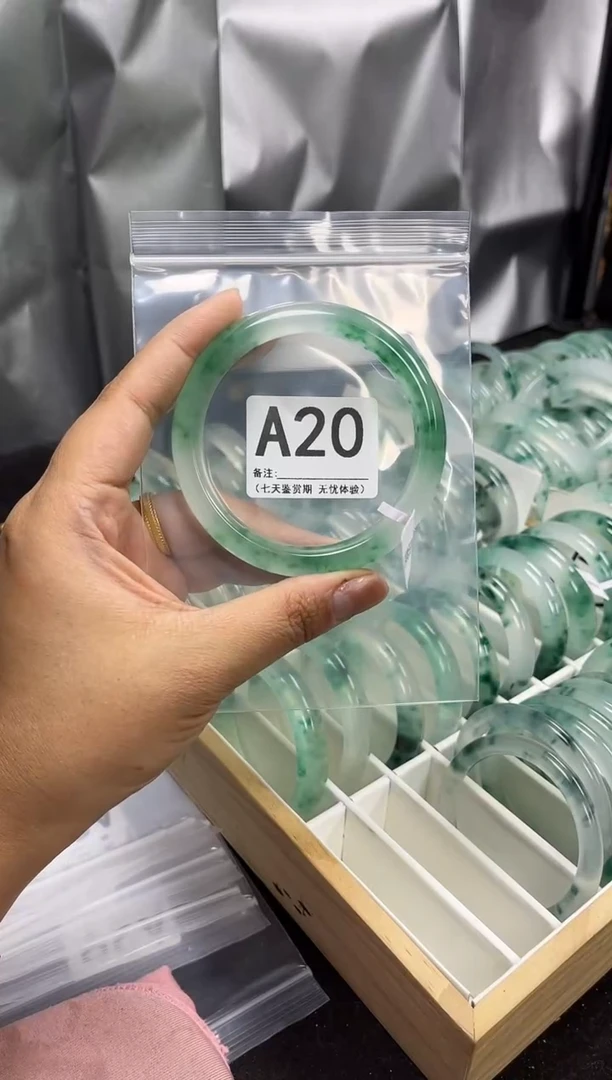 【闪购商品】石英岩玉手镯未镶嵌A20
